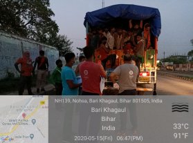 Cooked food being provided to about 70 migrants who were on their way from Delhi to Jahrkhand