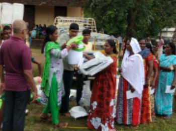 Oxfam India, through its DRR support, distributed shelter and hygiene kits to people in Kerala.