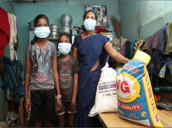 Samanthi with her children and the food kit