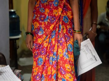 Garment factory worker at the food distribution centre in Kapashera