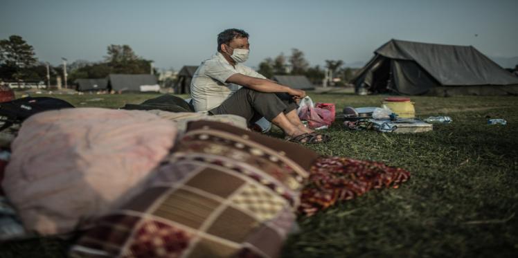Race to reach Nepal earthquake survivors before monsoon rains