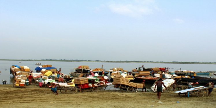 ndia Brahmaputra, Dhubri Port Assam 2018; Shallow draft country boats are lifelines of the local economy in chars of lower Assam (Photo: Animesh Prakash/Oxfam)