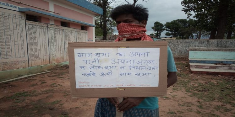 Forest dwellers in Chhattisgarh demanding the distribution of CFR titles in the state 