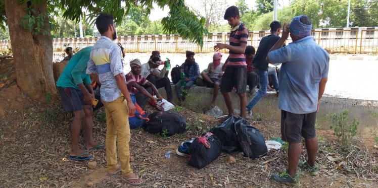 Migrants take a break at the AP-Odisha border near our Pathik van