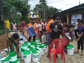 How does Oxfam respond during humanitarian disasters like floods? 